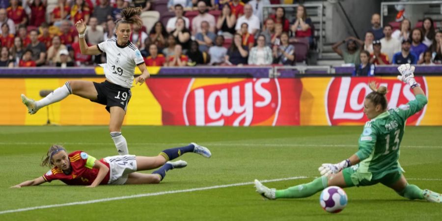 Spaniens Torfrau Sandra Paños leitet mit einem Fehlpass das 0:1 ein.