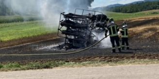 Rüdlingen SH - Keine Verletzten bei Brand von Strohballenwagen