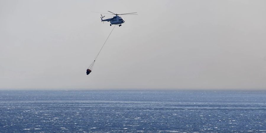 Ein Hubschrauber nimmt an der Suchaktion nach einem abgestürzten Hubschrauber in der Nähe der östlichen Ägäisinsel Samos teil. Foto: Michael Svarnias/AP/dpa