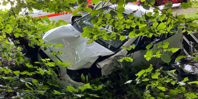 Alkoholisierte Autofahrerin verursacht Selbstunfall.