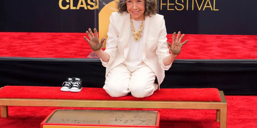 Verewigt: Die Schauspielerin Lily Tomlin zeigt ihre Hände, nachdem sie sie bei einer Hand- und Fussabdruckzeremonie in Zement gelegt hat.