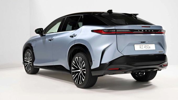 Mit 4,80m Länge ist der Lexus RZ 450e der Kompaktklasse bereits entwachsen und greift nach den Premium-Modellen Lexus RZ 450e