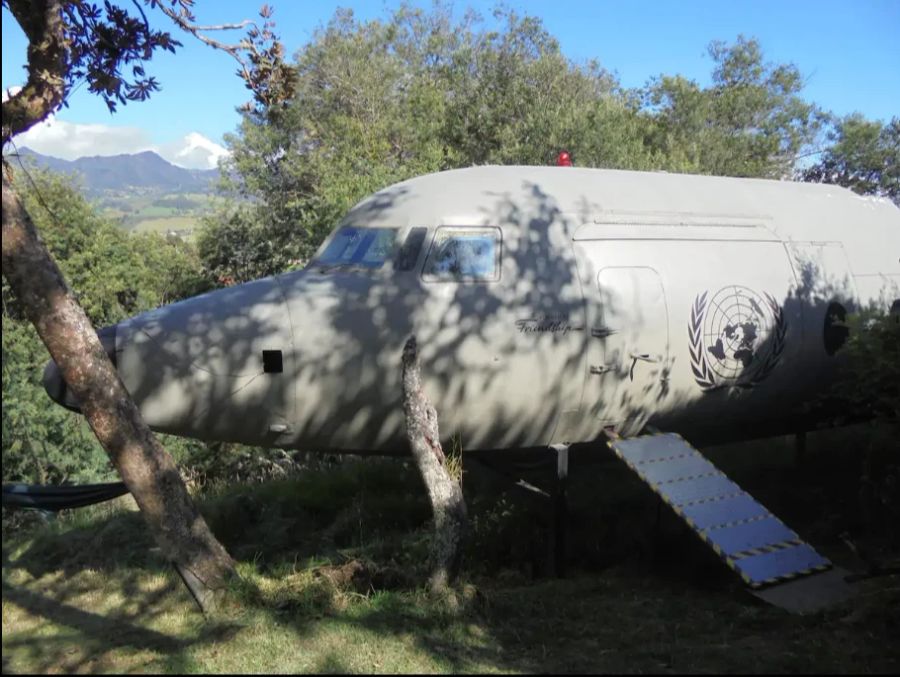 In Kolumbien kann man in einem alten Flugzeug umgeben von der Natur nächtigen.