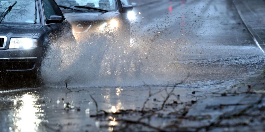 Sturm und Starkregen: Bei so extremen Wetterlagen fährt man möglichst gar nicht erst los.