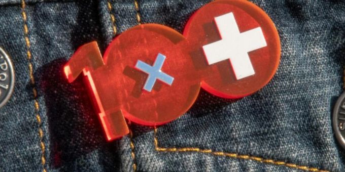 100 Mal Schweiz, 100 Mal Vielfalt, 100 Mal Solidarität - Das Jubiläumsabzeichen bringt das langjährige Engagement von Pro Patria für die Heimat Schweiz zum Ausdruck. 100 Mal Schweiz, 100 Mal Vielfalt, 100 Mal Solidarität - Das Jubiläumsabzeichen bringt das langjährige Engagement von Pro Patria für die Heimat Schweiz zum Ausdruck.