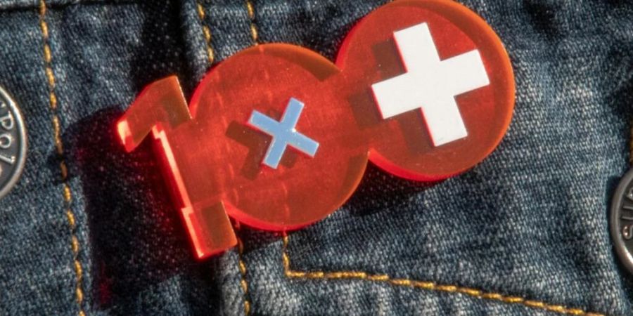 100 Mal Schweiz, 100 Mal Vielfalt, 100 Mal Solidarität - Das Jubiläumsabzeichen bringt das langjährige Engagement von Pro Patria für die Heimat Schweiz zum Ausdruck.