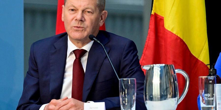 Bundeskanzler Olaf Scholz (SPD) spricht während des Nordsee-Gipfels mit Dänemark, Deutschland, den Niederlanden und Belgien im Hafen von Ejsberg.