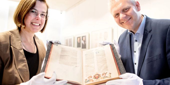 Corinna Roeder, Direktorin der Landesbibliothek Oldenburg, und Björn Thümler (CDU), Wissenschaftsminister in Niedersachsen, zeigen ein Buch mit einer bislang unbekannten Illustration, die möglicherweise von dem Renaissance-Künstler Albrecht Dürer stammt. Corinna Roeder, Direktorin der Landesbibliothek Oldenburg, und Björn Thümler (CDU), Wissenschaftsminister in Niedersachsen, zeigen ein Buch mit einer bislang unbekannten Illustration, die möglicherweise von dem Renaissance-Künstler Albrecht Dürer stammt.