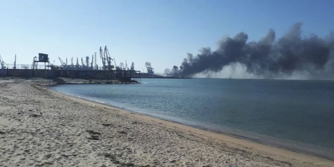 ARCHIV - Rauch steigt nach einem Beschuss in der Nähe eines Seehafens in Berdjansk im Ukraine-Krieg auf. Die ukrainische Marine meldete damals, sie habe ein russisches Schiff der Alligator-Klasse (russische Bezeichnung «Tapir») im Asowschen Meer nahe der Hafenstadt Berdjansk versenkt. Foto: Uncredited/AP/dpa ukraine krieg