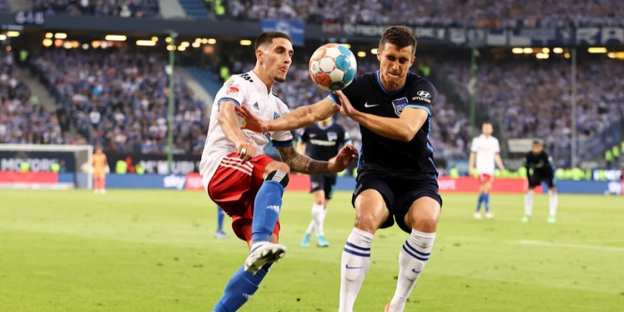 Hamburgs Ludovit Reis (l) in Aktion gegen Herthas Marc Oliver Kempf.