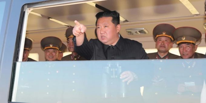 Rakete bei Parade - Kim verspricht Ausbau der Nuklearstreitkräfte