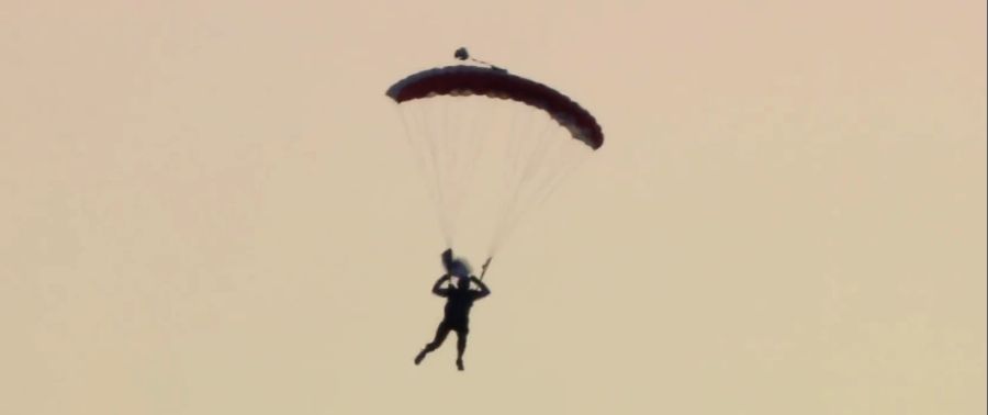 Während Luke Aikins den anderen Flieger unter Kontrolle bringen kann, landet Andy Farrington mit einem Fallschirm am Boden.