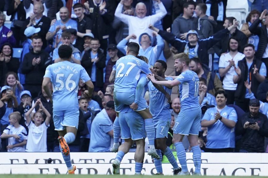 Zwei Spieltage vor Schluss führt Manchester City die Premier League an.