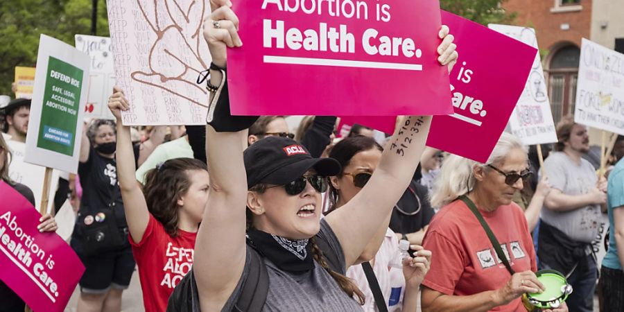 Demonstranten und Demonstrantinnen, die mit Plakaten mit der Aufschrift «Abortion is Health care» (dt. Abtreibung ist Gesundheitsvorsorge) für das Recht auf Abtreibung demonstrieren, versamm