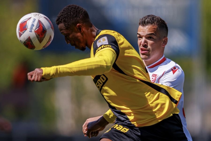 Mohamed Ali Camara von den Berner Young Boys kommt vor dem Sittener Kevin Bua an den Ball.