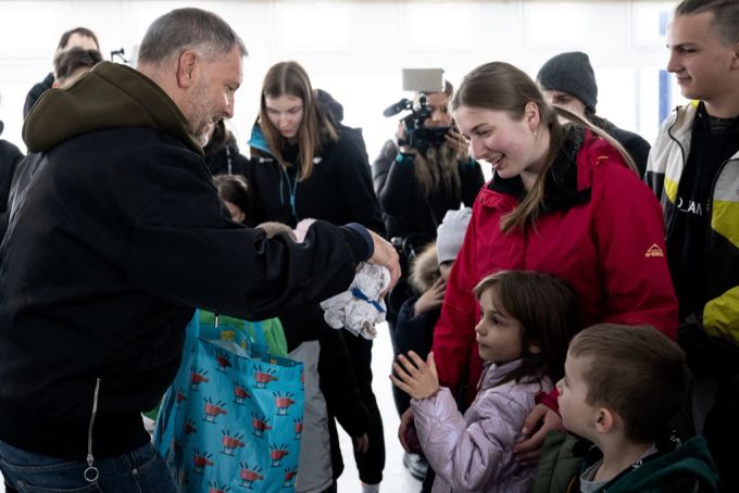 FDP-Nationalrat Hans-Peter Portmann (links) verteilt Plüschtiere an ukrainische Kinder und Jugendliche im Internationalen Pfadizentrum in Kandersteg am 3. April 2022. Die Waisenkinder aus Lviv erhalten hier vorübergehend Schutz vor dem Ukraine-Krieg. Hans-Peter Portmann Neutralität Ukraine