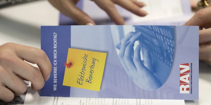Die Arbeitslosigkeit nimmt in der Schweiz weiter ab: Im April ist die Zahl der Arbeitslosen gesunken und die Arbeitslosenquote liegt nun bei 2,3 Prozent nach 2,4 Prozent im März. (Symbolbild) Die Arbeitslosigkeit nimmt in der Schweiz weiter ab: Im April ist die Zahl der Arbeitslosen gesunken und die Arbeitslosenquote liegt nun bei 2,3 Prozent nach 2,4 Prozent im März. (Symbolbild)