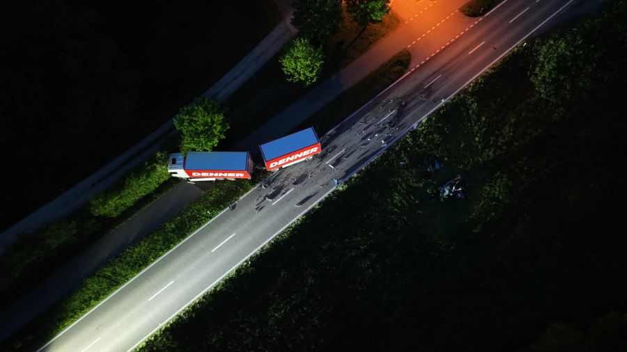 Drohnenaufnahmen zeigen die Unfallstelle in Hilfikon AG.