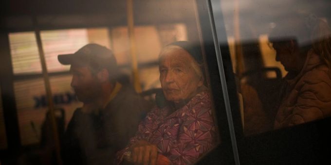 Menschen nehmen einen Bus am Aufnahmezentrum für Flüchtlinge im ukrainischen Saporischschja, nachdem sie aus Mala Tokmatschka geflohen sind. Menschen nehmen einen Bus am Aufnahmezentrum für Flüchtlinge im ukrainischen Saporischschja, nachdem sie aus Mala Tokmatschka geflohen sind.