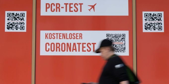 Ein Passant geht an einem Corona-Testcenter entlang. Sebastian Kahnert/dpa Coronavirus