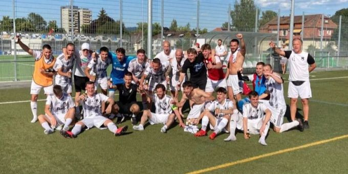 Die Spieler des FC Münsingen jubeln über den Aufstieg in die regionale 2. Liga. Dank einem Forfaitsieg war dies möglich. FC Münsingen
