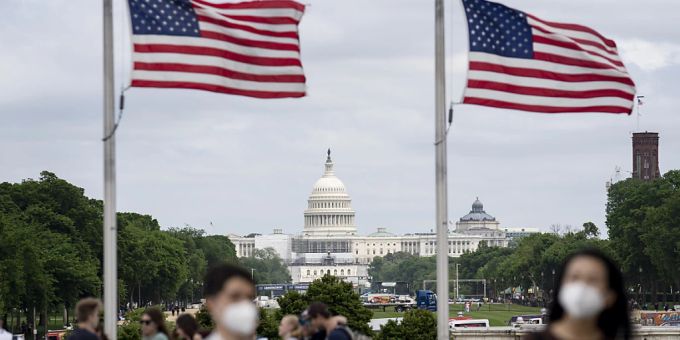US-Nationalflaggen wehen am Washington Monument auf halbmast, um der Corona-Toten zu gedenken. Foto: Liu Jie/XinHua/dpa US-Nationalflaggen wehen am Washington Monument auf halbmast, um der Corona-Toten zu gedenken. Foto: Liu Jie/XinHua/dpa