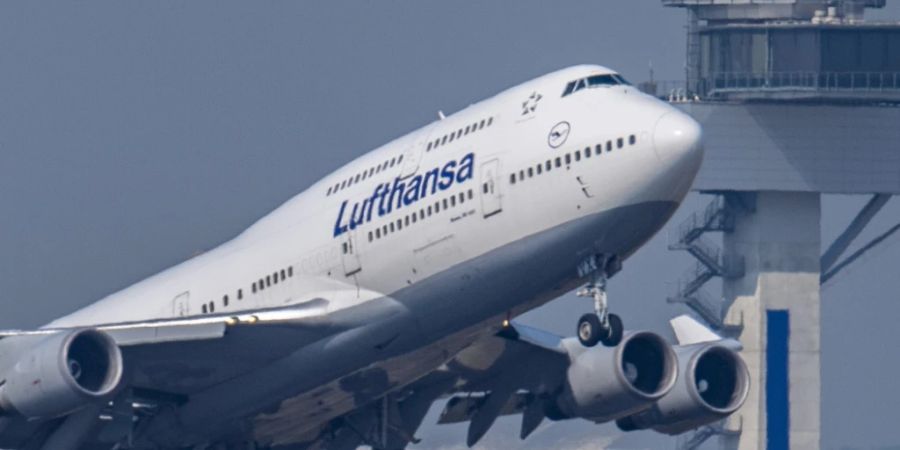 Der Flugplan der Lufthansa wegen dem Personalmangel weiter ausgedünnt. (Archivbild)