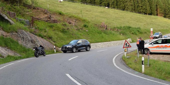 Unfallstelle der Kollision zwischen einem Motorrad und einem Auto Unfallstelle der Kollision zwischen einem Motorrad und einem Auto
