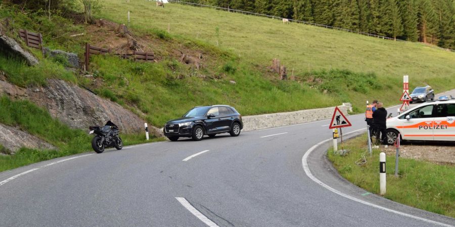 Unfallstelle der Kollision zwischen einem Motorrad und einem Auto