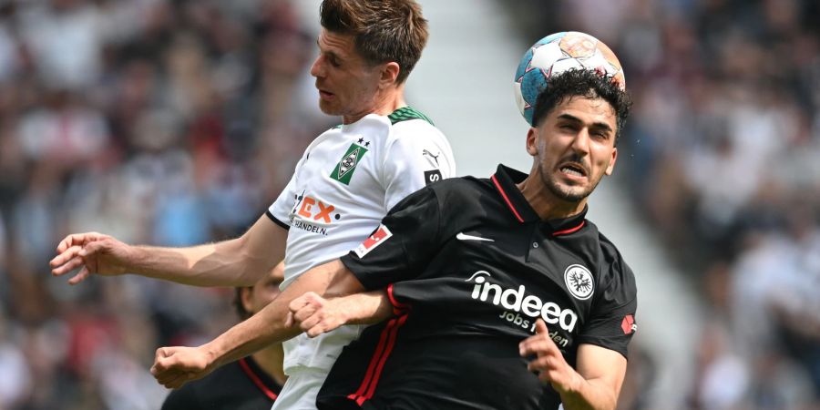 Frankfurts Aymen Barkok (r) und Mönchengladbachs Jonas Hofmann liefern sich ein Kopfballduell.