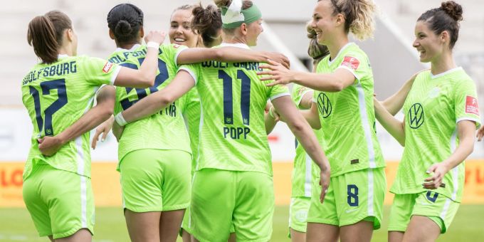 Wolfsburgs Spielerinnen jubeln nach dem Tor zum 0:2 gegen Jena. Wolfsburgs Spielerinnen jubeln nach dem Tor zum 0:2 gegen Jena.