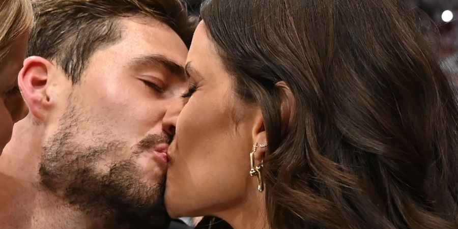 Kevin Trapp (Eintracht Frankfurt) küsst seine Lebensgefährtin Izabel Goulart nach dem Spiel.