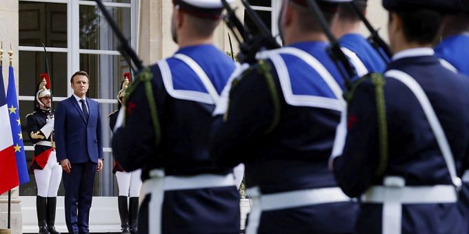 Der französische Präsident Emmanuel Macron steht am Präsidentenpalast Elysee während seiner Amtseinführung nach seiner Wiederwahl am 24. April. Emmanuel Macron