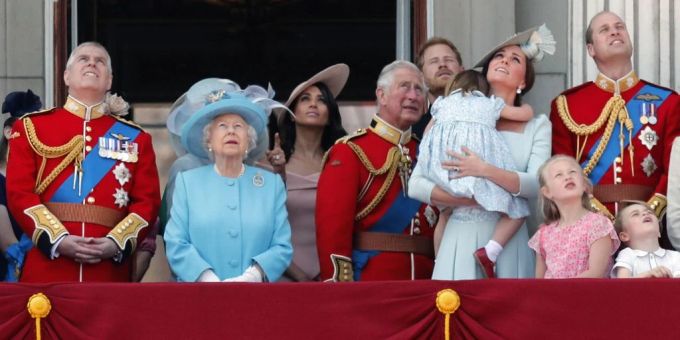 «Mächtiger Rüffel» - Queen verbannt Harry, Meghan & Andrew vom Balkon!