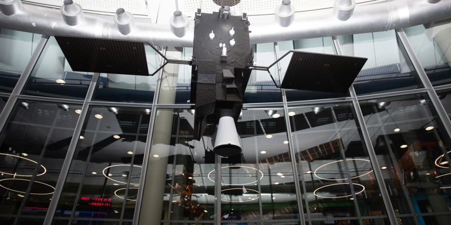 Ein Modell des Satelliten MTG-I 1 (Meteosat 12) (r) hängt in einem Saal der europäischen Agentur für meteorologische Satelliten (EUMETSAT).