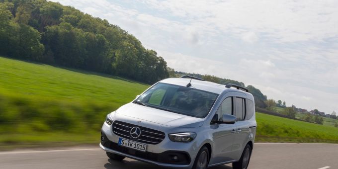 Mercedes bringt mit der T-Klasse eine neue Grossraumlimousine auf den Markt - erstmals gibt es den Kombi auch als elektrischen EQT. Mercedes bringt mit der T-Klasse eine neue Grossraumlimousine auf den Markt - erstmals gibt es den Kombi auch als elektrischen EQT.