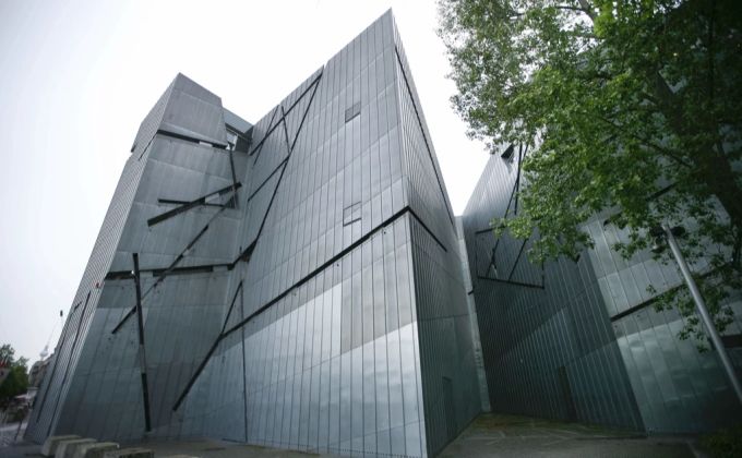 Die Aussenansicht des Jüdischen Museums in Berlin. Der US-amerikanische Architekt Daniel Libeskind hat das Gebäude entworfen. Rohstoffe