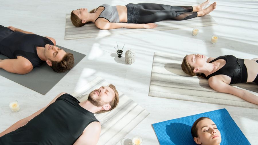 gemeinsame meditation, yoga-studio