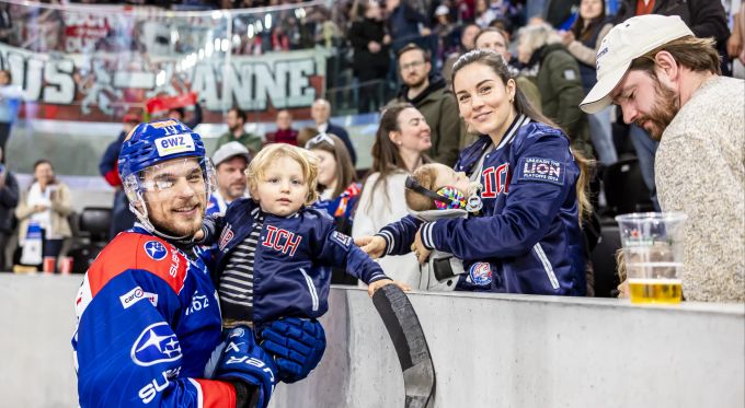 Chris Baltisberger von den ZSC Lions feiert mit seiner Familie den Sieg im fünften Finalspiel gegen Lausanne. ZSC Lions