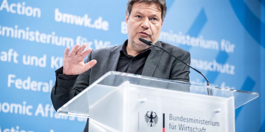Habecks Ministerium arbeitet an einer Anpassung des Vergaberechts - dieses solle einen wichtigen Beitrag zur Ansiedlung von Herstellungsstätten in der EU leisten.