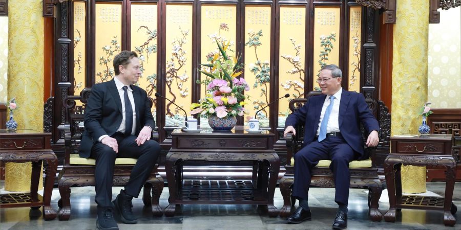 Der chinesische Premierminister Li Qiang trifft sich in Peking mit Elon Musk (l.).