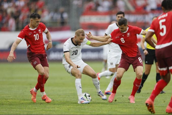 Das Spiel zwischen der Schweizer Nati und Österreich spielt sich zu grossen Teilen im Mittelfeld ab. Schweizer NAti