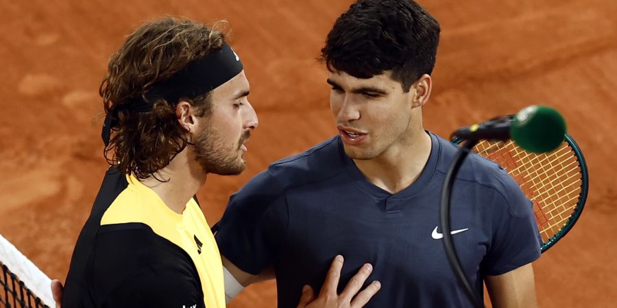 Für Stefanos Tsitsipas (l.) sind die French Open zu Ende. Carlos Alcaraz steht im Halbfinal.