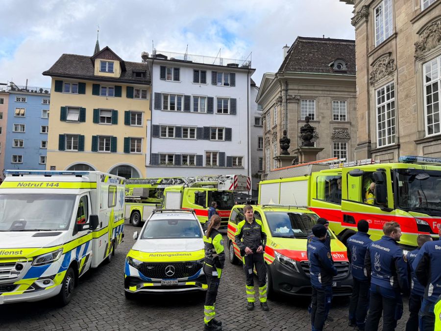 Auch Ambulanz und Feuerwehr waren vor Ort.