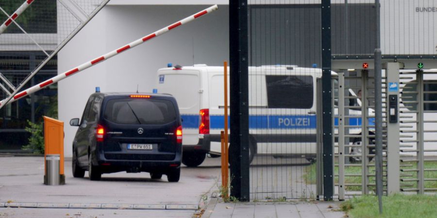 ARCHIV - Einsatzfahrzeuge der Polizei auf dem Gelände des deutschen Bundesgerichtshofes. Foto: René Priebe/dpa/Archivbild