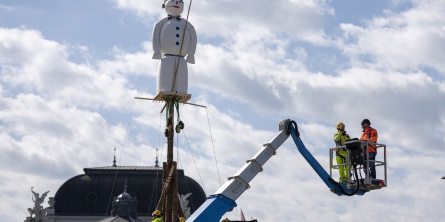 Der Böög ist auf dem Sechseläutenplatz installiert und harrt seines Schicksals. Um Punkt 18 Uhr wird der Scheiterhaufen unter dem Zürcher Wetterorakel angezündet.