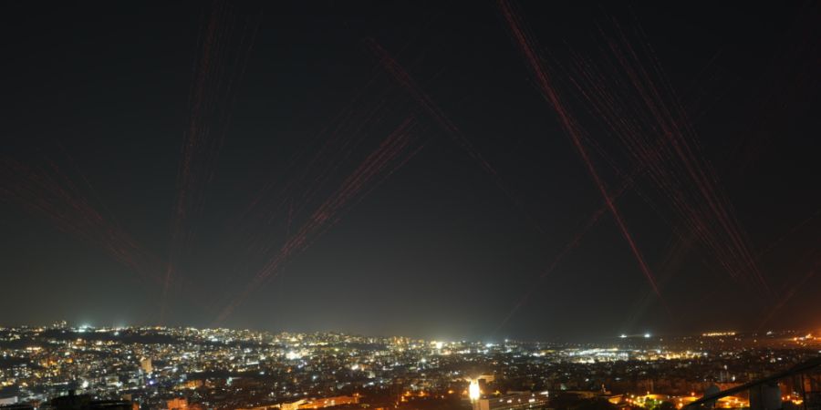 Leuchtspurgeschosse erhellen den Nachthimmel, während Menschen nach einem Waffenstillstand zwischen Israel und der Hisbollah mit scharfer Munition in die Luft schießen. Foto: Hassan A...