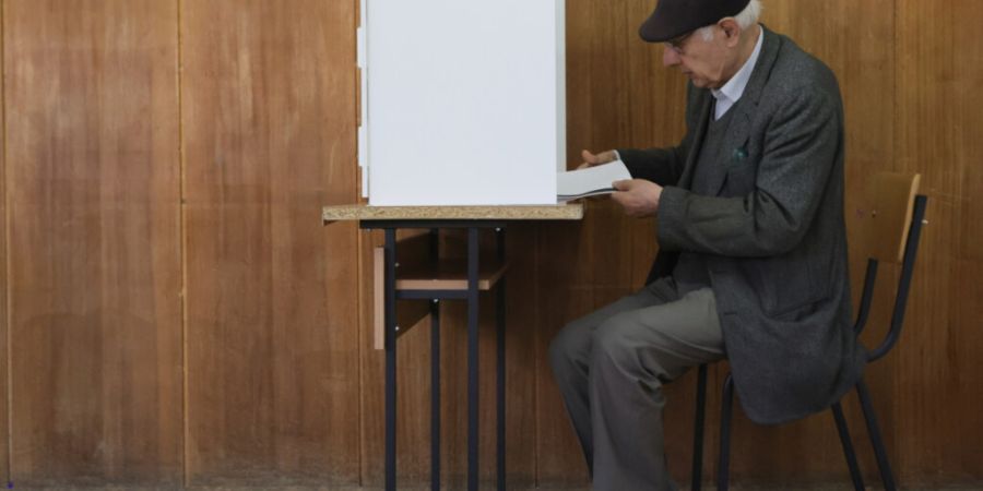 dpatopbilder - Ein Mann gibt seine Stimme in einem Wahllokal in Sofia ab. Foto: Valentina Petrova/AP/dpa