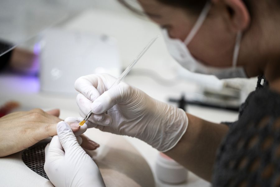 Eine Nagelstudio-Besitzerin befürchtet, dass unseriöse Anbieter die nun als schädlich definierten Inhaltsstoffe weiter verwenden werden.