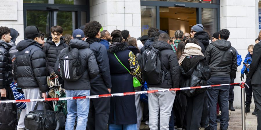 Hohe Nachfrage, hohe Preise: Am Samstag gab es vor diveresen Swatch-Stores (hier etwa in Genf) lange Schlangen und teilweise auch Handgreiflichkeiten.